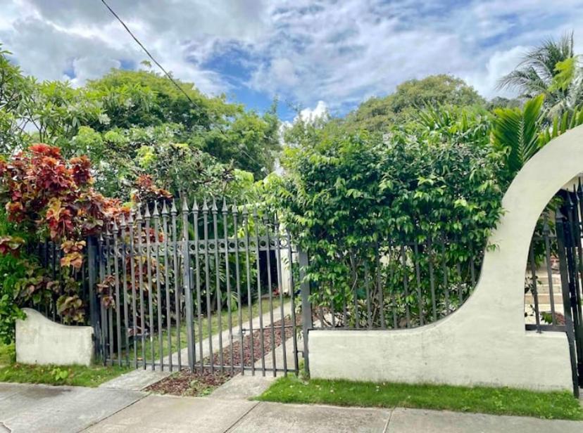 Entire Private Beautiful 2 Bedroom Plus Den House With Gated Front&Back Yard And Free Parking 10Min Drive To Miami Beach Luaran gambar
