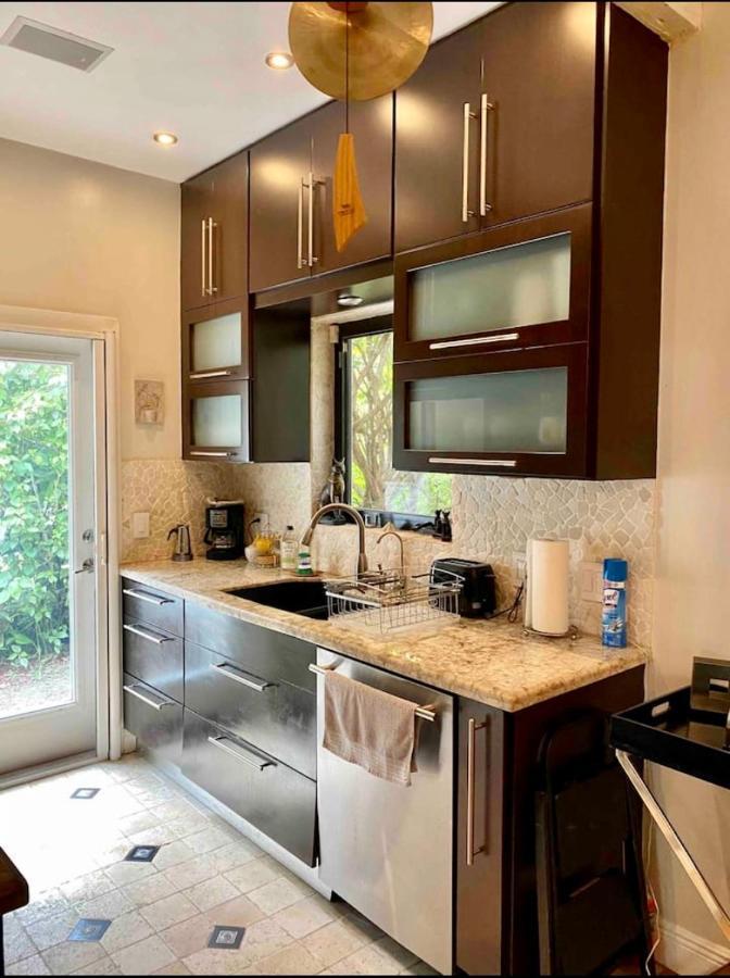 Entire Private Beautiful 2 Bedroom Plus Den House With Gated Front&Back Yard And Free Parking 10Min Drive To Miami Beach Luaran gambar