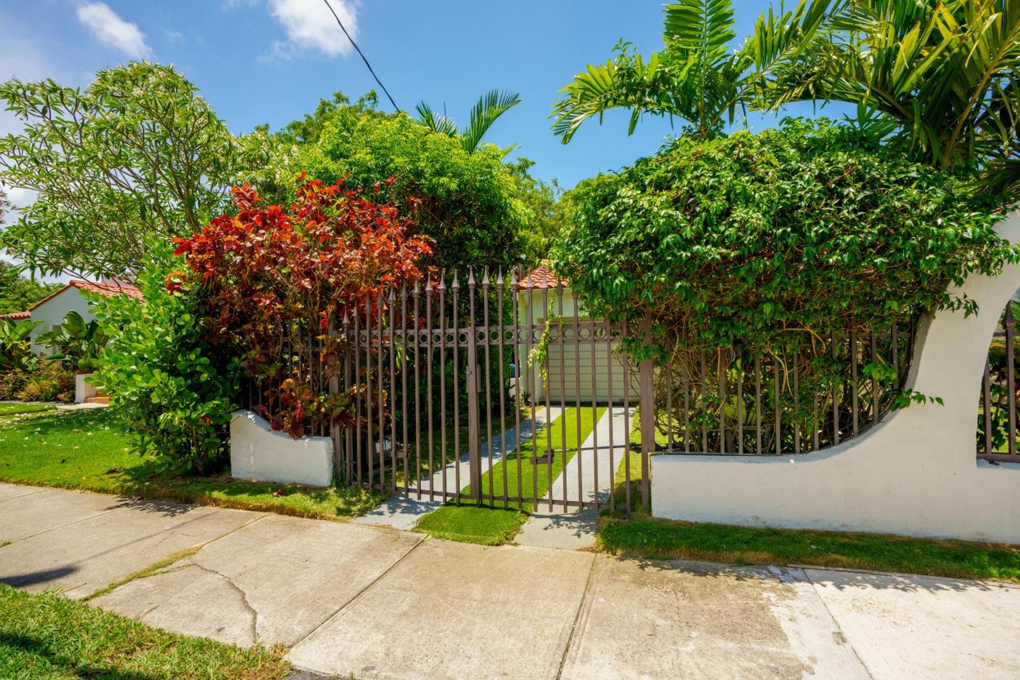 Entire Private Beautiful 2 Bedroom Plus Den House With Gated Front&Back Yard And Free Parking 10Min Drive To Miami Beach Luaran gambar
