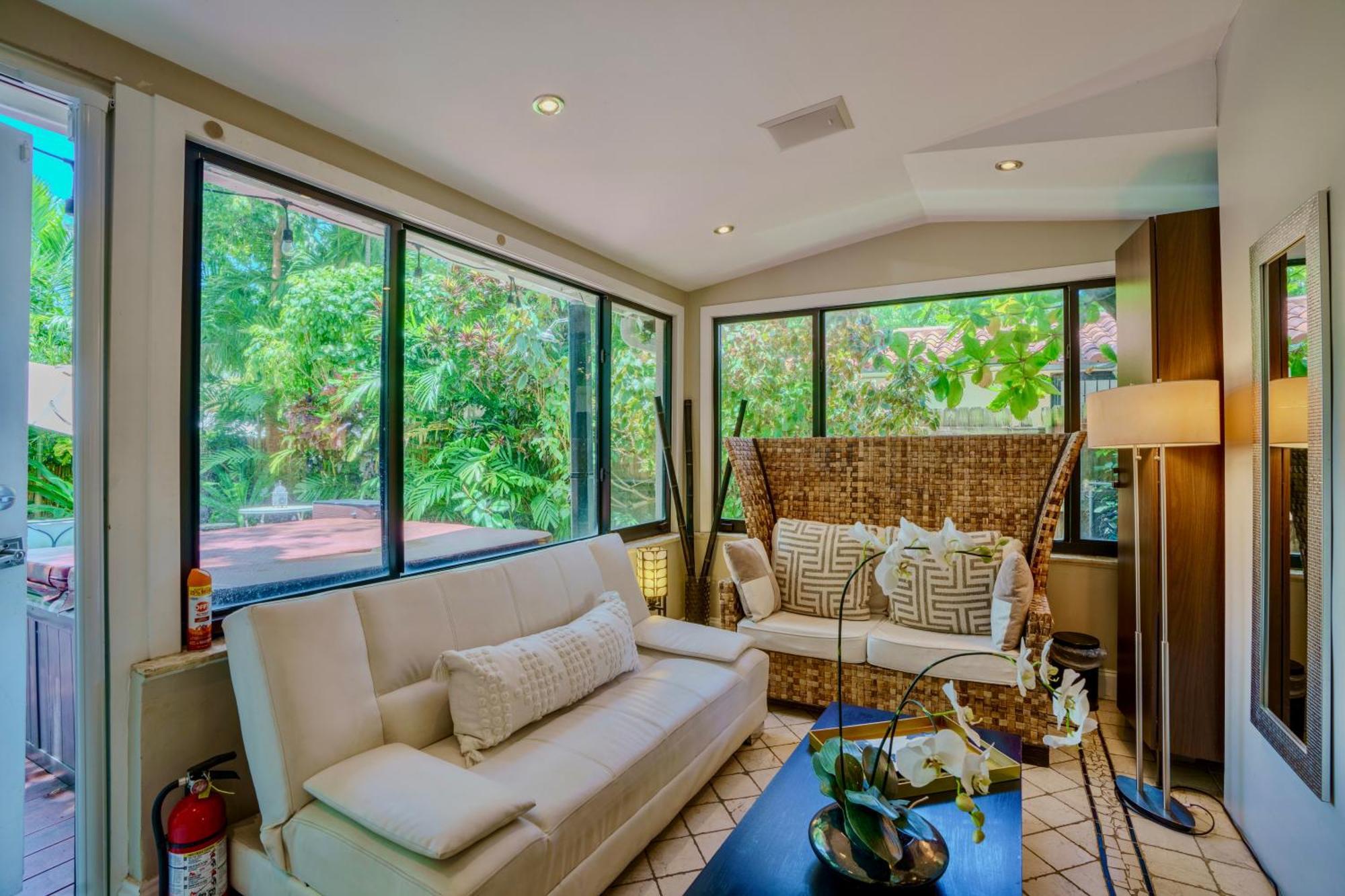 Entire Private Beautiful 2 Bedroom Plus Den House With Gated Front&Back Yard And Free Parking 10Min Drive To Miami Beach Luaran gambar