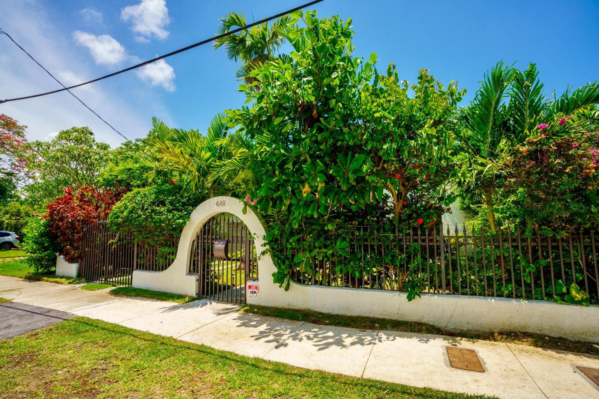 Entire Private Beautiful 2 Bedroom Plus Den House With Gated Front&Back Yard And Free Parking 10Min Drive To Miami Beach Luaran gambar