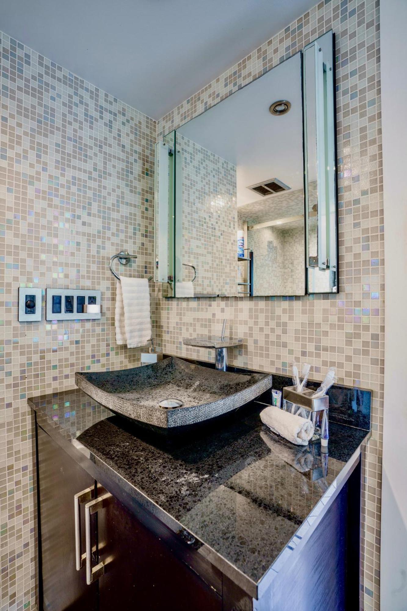 Entire Private Beautiful 2 Bedroom Plus Den House With Gated Front&Back Yard And Free Parking 10Min Drive To Miami Beach Luaran gambar